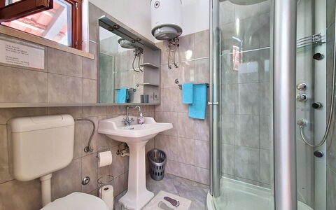 Blue: Arreglo De Tubería, Diseño De Interiores, Lavabo, Lavabo Del Baño, Piso, Suelo, Baño, Habitación, Plomería, Grifo