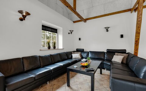 Blaguna - 9Km to the Fjord: Mueble, Sofá, Piso, Diseño De Interiores, Techo, Suelo, Encendiendo, Habitación, Casa, Sala