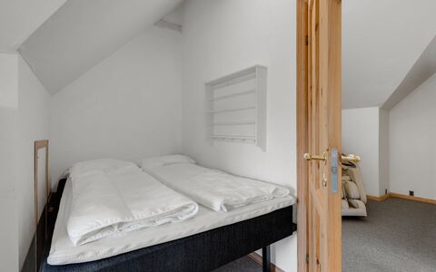 Blaguna - 9Km to the Fjord: Madera, Diseño De Interiores, Habitación, Suelo, Techo, Piso, Cama, Lecho, Habitación, Sábana