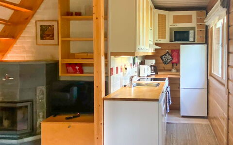 Aurinko Vanaja: Piso, Madera, Diseño De Interiores, Suelo, Cocina, Aparato De Cocina, Mueble, Habitación, Electrodoméstico, Techo