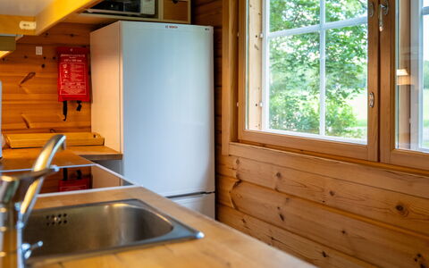 Aurinko Vanaja: Madera, Piso, Diseño De Interiores, Suelo, Lavabo, Manchas De Madera, Cocina, Habitación, Grifo, Arreglo De Tubería