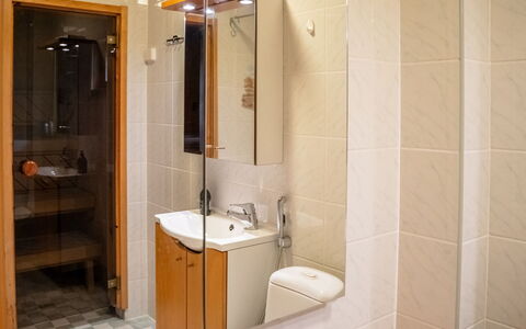 Aurinko Vanaja: Arreglo De Tubería, Baño, Lavabo Del Baño, Piso, Pared, Suelo, Diseño De Interiores, Lavabo, Madera, Mueble De Baño