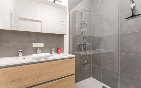 Parkville with Parking & Terrace: Piso, Arreglo De Tubería, Suelo, Mueble De Baño, Lavabo, Baño, Lavabo Del Baño, Diseño De Interiores, Grifo, Plomería