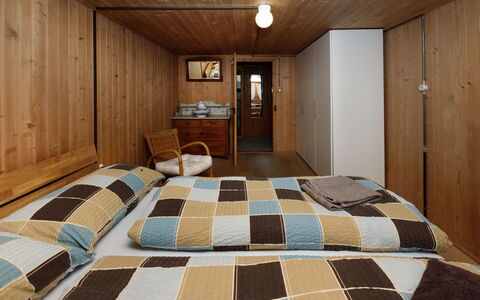 Haus Margrittli: Mueble, Diseño De Interiores, Suelo, Piso, Madera, Techo, Habitación, Habitación, Cama, Madera Dura
