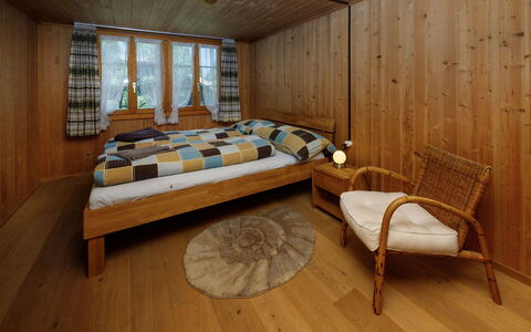 Haus Margrittli: Mueble, Madera, Diseño De Interiores, Piso, Suelo, Habitación, Habitación, Manchas De Madera, Madera Dura, Cama