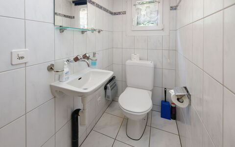 Haus Margrittli: Baño, Asiento Del Baño, Lavabo Del Baño, Arreglo De Tubería, Baño, Lavabo, Piso, Grifo, Suelo, Diseño De Interiores