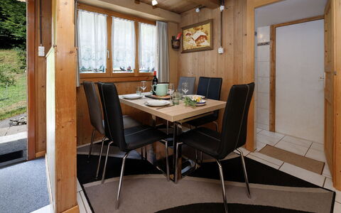 Haus Margrittli: Mueble, Diseño De Interiores, Madera, Piso, Techo, Habitación, Suelo, Encendiendo, Mesa, Cocina