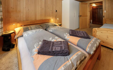 Haus Margrittli: Madera, Diseño De Interiores, Mueble, Techo, Piso, Suelo, Habitación, Habitación, Cama, Madera Dura