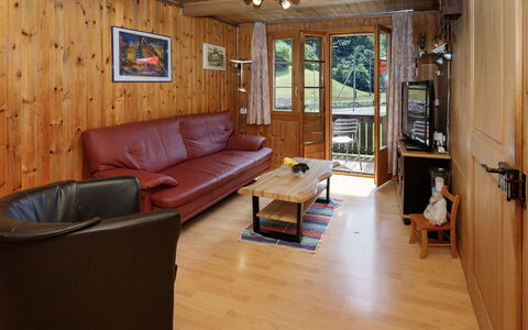 Haus Margrittli: Mueble, Madera, Piso, Diseño De Interiores, Suelo, Habitación, Sofá, Suelos De Madera, Techo, Sala