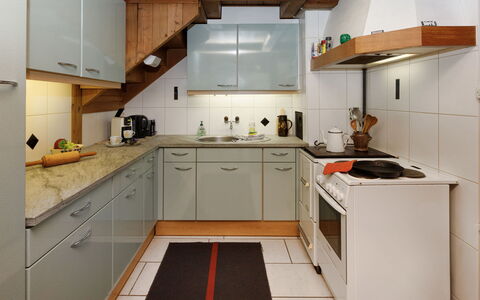 Haus Margrittli: Cocina, Mostrador, Aparato De Cocina, Piso, Gabinetes, Madera, Diseño De Interiores, Electrodoméstico, Suelo, Techo
