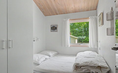 Pascal - 175M from the Sea: Habitación, Pared, Cama, Madera, Diseño De Interiores, Techo, Mueble, Sábana, Suelo, Lecho