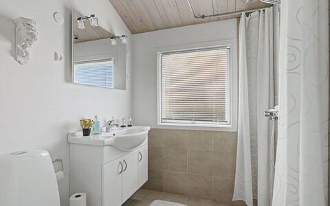 Pascal - 175M from the Sea: Arreglo De Tubería, Baño, Diseño De Interiores, Lavabo, Piso, Suelo, Techo, Grifo, Lavabo Del Baño, Mueble De Baño