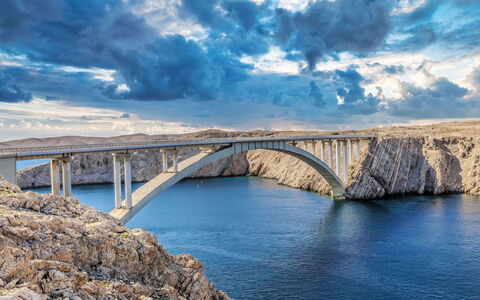 Beach House Suzi: Los Recursos Hídricos, Agua, Cuerpo De Agua, Puente, Puente De Arco, Arco, Klippe, Camino Acuático, Corriente De Agua, Terreno