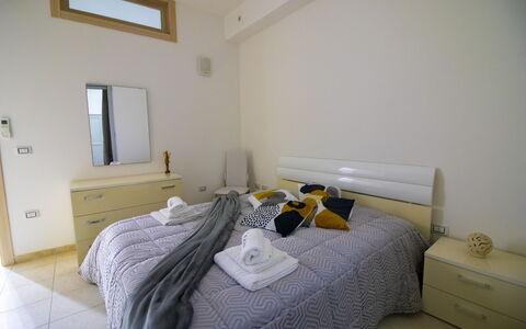 Villa i Gabbiani Otranto: Cama, Habitación, Sábana, Lecho, Diseño De Interiores, Mueble, Madera, Piso, Suelo, Habitación