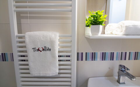 Villa i Gabbiani Otranto: Diseño De Interiores, Suelo, Habitación, Arreglo De Tubería, Baño, Lavabo, Diseño, Toalla, Plomería