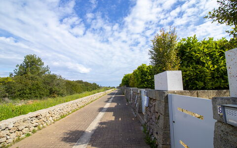 Villa i Gabbiani Otranto: Cielo, Azul, Tiempo De Día, Vía Pública, Pasarela, Luz De Sol, Acera, Pared De Piedra, Sendero, Camino