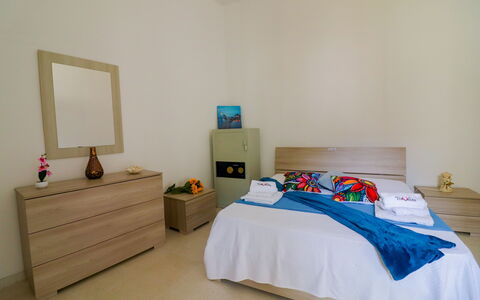 Elaia'S House Cannole: Mueble, Cama, Habitación, Diseño De Interiores, Suelo, Sábana, Piso, Madera, Lecho, Habitación