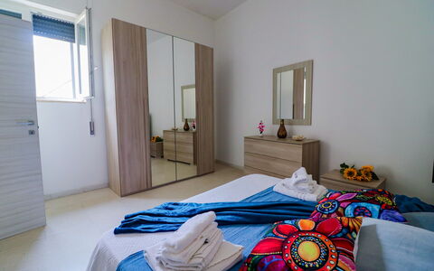 Elaia'S House Cannole: Mueble, Diseño De Interiores, Piso, Suelo, Madera, Habitación, Cama, Textil, Habitación, Sábana