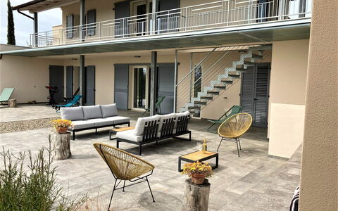 Villa Ombrone: Mueble, Mueble Para Exteriores, Silla, Material Compuesto, Sombra, Mesa Al Aire Libre, Patio, Balcón, Estructura Al Aire Libre, Diseño
