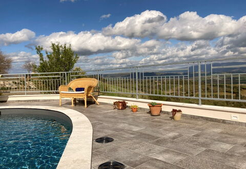 Villa Ombrone: Mueble Para Exteriores, Piscina, Material Compuesto, Losa, Sombra, Silla, Hormigón, Loseta, Recurso, Fuente De Agua