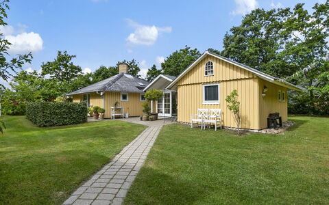 Holmsten - 250M to the Fjord: Mueble, Madera, Diseño De Interiores, Piso, Suelo, Silla, Habitación, Techo, Sala, Departamento
