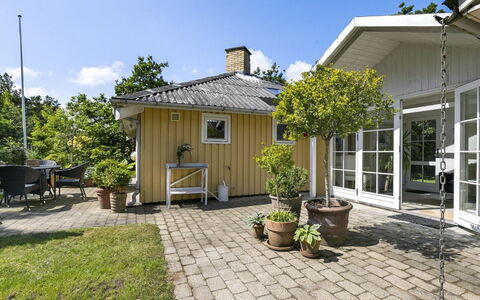 Holmsten - 250M to the Fjord: Mueble, Madera, Diseño De Interiores, Piso, Suelo, Silla, Habitación, Techo, Sala, Departamento