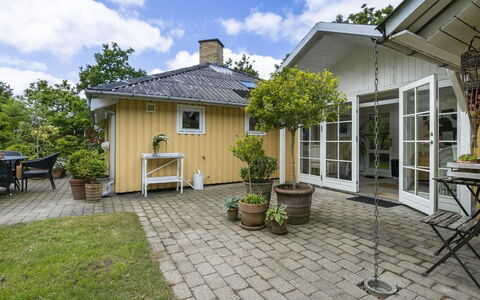 Holmsten - 250M to the Fjord: Mueble, Madera, Diseño De Interiores, Piso, Suelo, Silla, Habitación, Techo, Sala, Departamento
