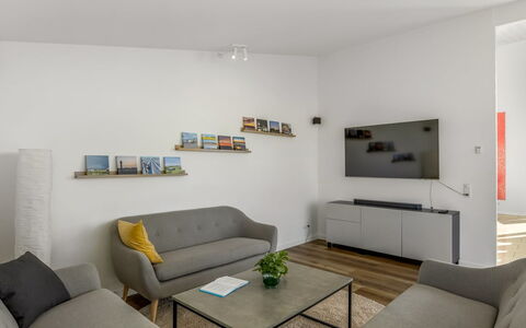 Emelita - 1.4Km from the Sea: Mueble, Diseño De Interiores, Sofá, Piso, Pared, Suelo, Sala, Habitación, Madera, Techo