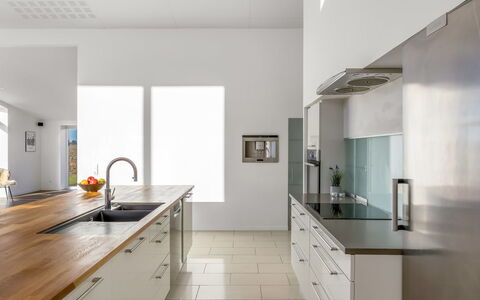 Emelita - 1.4Km from the Sea: Cocina, Mostrador, Diseño De Interiores, Piso, Gabinetes, Suelo, Mueble, Aparato De Cocina, Madera, Techo