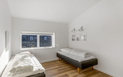 Emelita - 1.4Km from the Sea: Pared, Madera, Techo, Diseño De Interiores, Piso, Suelo, Habitación, Departamento, Cama, Habitación