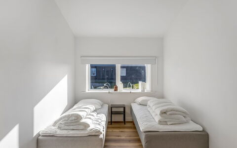 Emelita - 1.4Km from the Sea: Habitación, Diseño De Interiores, Suelo, Lecho, Cama, Sábana, Techo, Marco De La Cama, La Luz Del Día