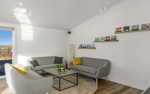 Emelita - 1.4Km from the Sea: Mueble, Diseño De Interiores, Piso, Sofá, Pared, Suelo, Sala, Madera, Habitación, Techo