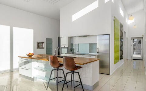 Emelita - 1.4Km from the Sea: Diseño De Interiores, Cocina, Piso, Mueble, Mostrador, Suelo, Pared, Techo, Madera, Aparato De Cocina