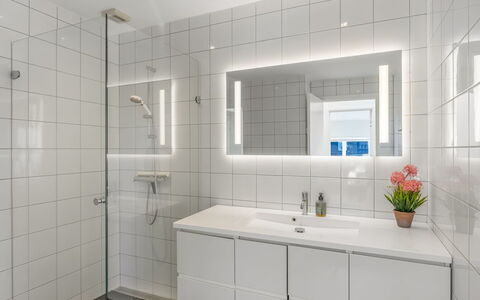 Emelita - 1.4Km from the Sea: Piso, Diseño De Interiores, Pared, Suelo, Arreglo De Tubería, Techo, Baño, Loseta, Mueble De Baño, Lavabo Del Baño