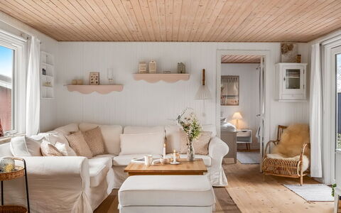 Nikica - from the Sea: Mueble, Diseño De Interiores, Piso, Sofá, Suelo, Madera, Techo, Habitación, Sala, Encendiendo