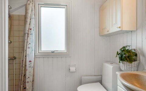 Nikica - from the Sea: Pared, Madera, Arreglo De Tubería, Piso, Suelo, Diseño De Interiores, Baño, Asiento Del Baño, Baño, Lavabo