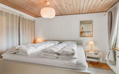 Nikica - from the Sea: Cama, Mueble, Diseño De Interiores, Habitación, Madera, Suelo, Lecho, Piso, Sábana, Techo