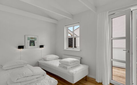 Alwina - 900M from the Sea: Suelo, Diseño De Interiores, Habitación, Piso, Cama, Techo, Departamento, Habitación, Lecho, Marco De La Cama
