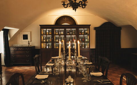 Innes House: Mueble, Diseño De Interiores, Mesa, Lámpara, Techo, Encendiendo, Silla, Piso, Cocina Y Comedor Mesa, Comedor