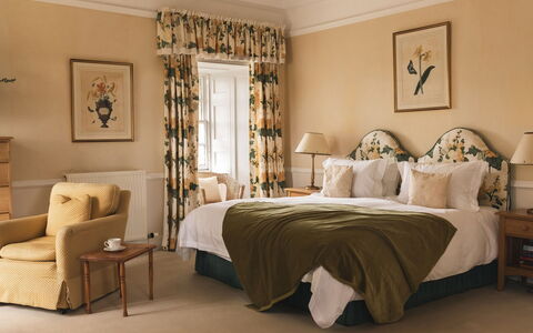 Innes House: Mueble, Diseño De Interiores, Cama, Habitación, Techo, Habitación, Textil, Encendiendo, Piso, Linos
