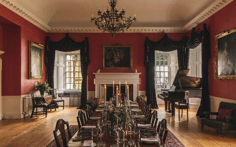 Innes House: Mueble, Diseño De Interiores, Silla, Piso, Mesa, Techo, Candelabro, Encendiendo, Suelo, Comedor