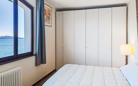 Leonard Lake: Habitación, Cama, Mueble, Sábana, Diseño De Interiores, Lecho, Habitación, Suelo, Linos, Marco De La Cama
