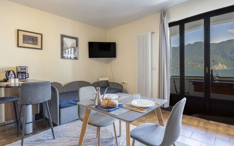 Leonard Lake: Mueble, Diseño De Interiores, Habitación, Departamento, Silla, Habitación, Cama, Almohada, Recurso, Hotel