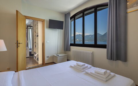 Leonard Lake: Habitación, Cama, Lecho, Marco De La Cama, Sábana, Hotel, Colchón, Linos, Lámpara, Balcón