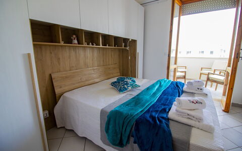 Anisia'S Home Otranto: Cama, Mueble, Habitación, Diseño De Interiores, Suelo, Piso, Sábana, Madera, Lecho, Textil
