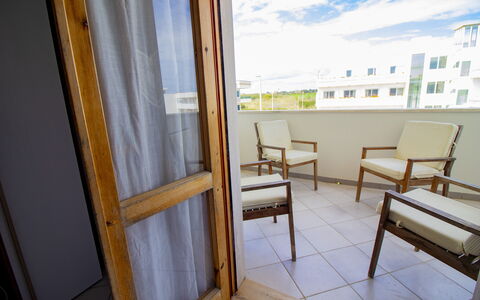 Anisia'S Home Otranto: Madera, Suelo, Departamento, Madera Dura, Manchas De Madera, Balcón, Silla, Suelos De Madera, La Luz Del Día, Tablón