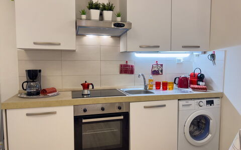Studio Piccolo al Verticale - Levanto: Aparato De Cocina, Cocina, Electrodoméstico, Mostrador, Electrodoméstico, Gabinetes, Diseño De Interiores, Piso, Lavadora, Estufa
