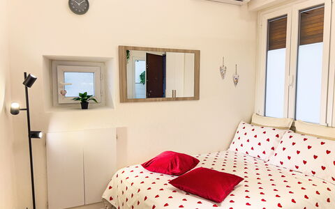Studio Piccolo al Verticale - Levanto: Mueble, Cama, Diseño De Interiores, Habitación, Lecho, Pared, Sábana, Suelo, Habitación, Madera