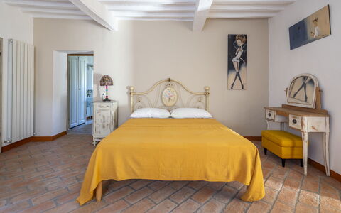 House in Sassa, Historic Tuscany Village, View: Mueble, Pared, Habitación, Piso, Diseño De Interiores, Cama, Madera, Suelo, Sábana, Habitación