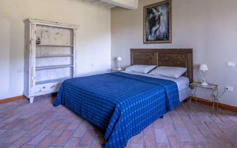 House in Sassa, Historic Tuscany Village, View: Mueble, Cama, Habitación, Pared, Piso, Suelo, Madera, Lecho, Sábana, Diseño De Interiores